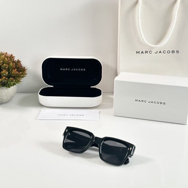 Marc Jacobs 11 Black