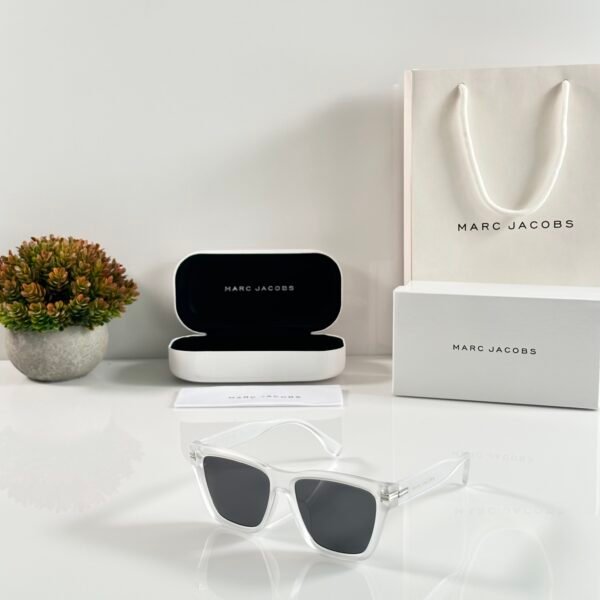Marc Jacobs 1002 Ice Black