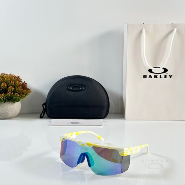 Oakley_9957_Yellow_Blue_Revo