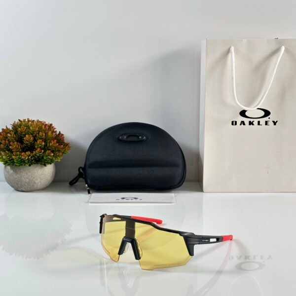 Oakley_668_Black_Yellow