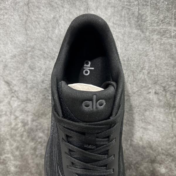 ALO Yoga RUNNER - TRIPLE BLACK TOP BATCH UA - Image 4