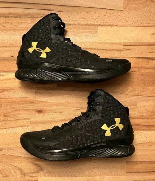 UNDERR ARMOUR UA CURRY 1 GOLD BANNER BLACKOUT TOP BATCH UA - Image 4