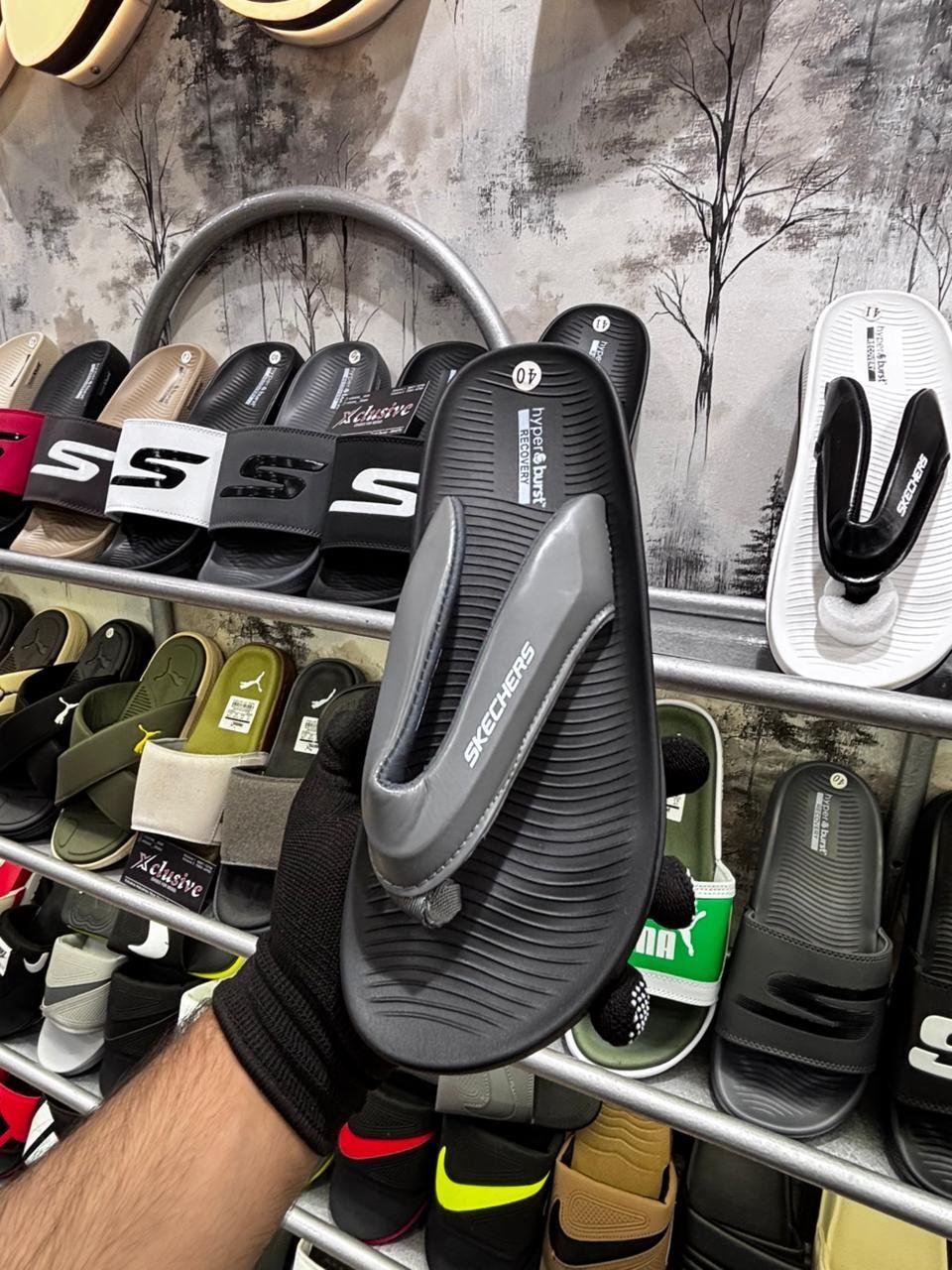 SKECHERS HYPEBURST ULTRA COMFORT.